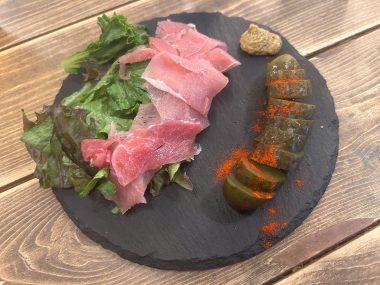 生ハムとピクルスの盛り合わせ