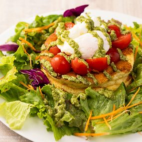 トマトジェノベーゼのオープンパンケーキ