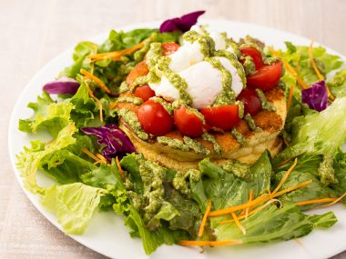 トマトジェノベーゼのオープンパンケーキ