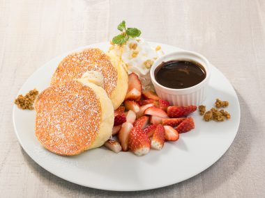 フレッシュ苺のチョコフォンデュパンケーキ