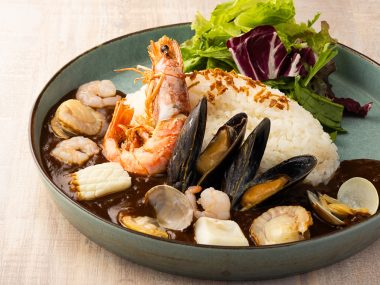 海老と貝のごちそうシーフードカレー（+税込198円大盛り）