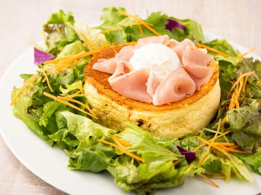 生ハムとクリームチーズのオープンパンケーキ